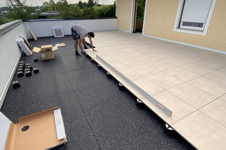 Platten werden auf Terasse verlegt