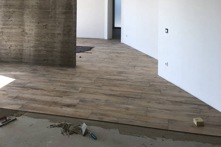 Fliesenboden in Holzoptik wird verlegt