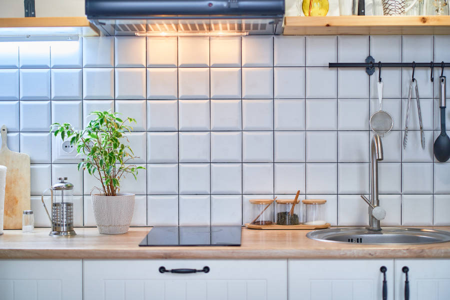 heimelige Küche mit schicker Fliesen-Wandverkleidung